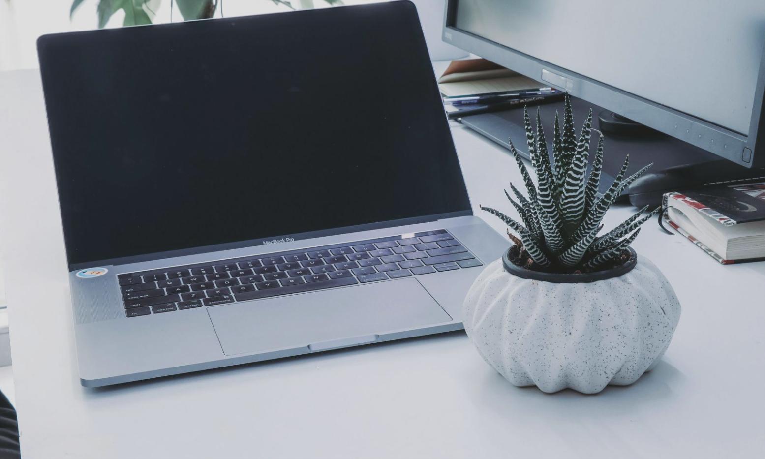 Grupo de profesionales colaborando en análisis financiero