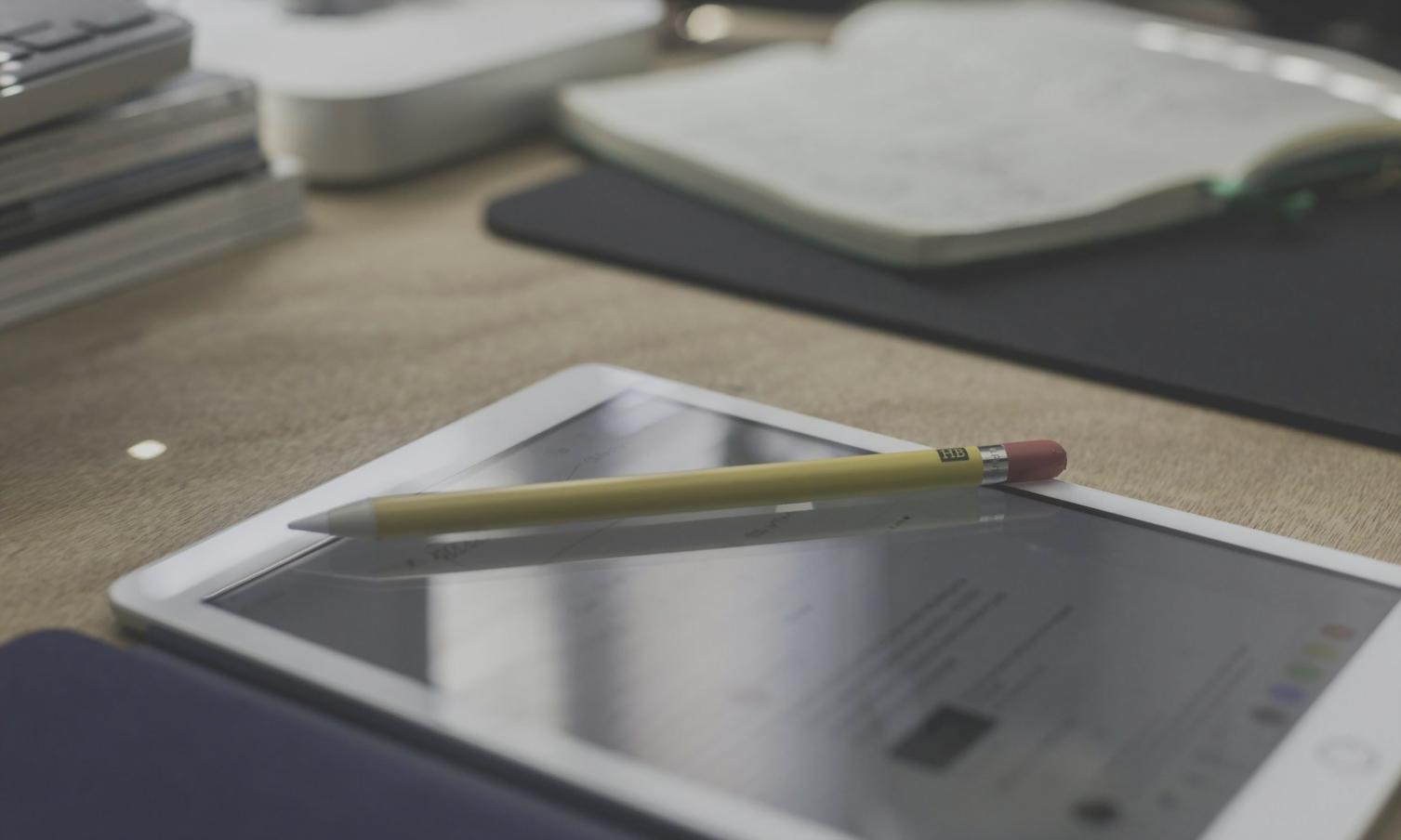 Aula moderna con estudiantes trabajando en análisis financiero